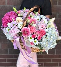 Композиция солнечный день в Шолохово Цветочная композиция из Розы, Хризантемы, Пионы и Лизиантусы в корзине в Шолохово
