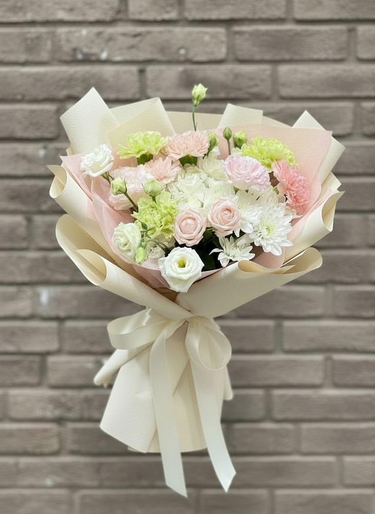 Букет цветов из: Гвоздики, Розы, Лизиантусы и Хризантемы в Шолохово