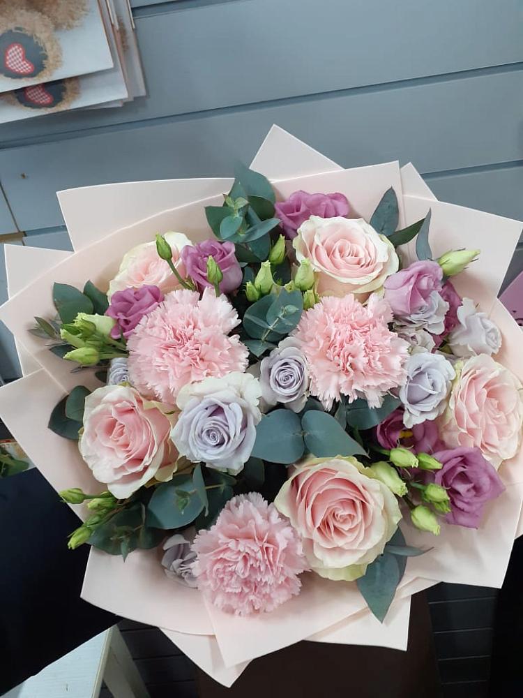 Букет цветов из: Розы, Гвоздики и Лизиантусы в Шолохово